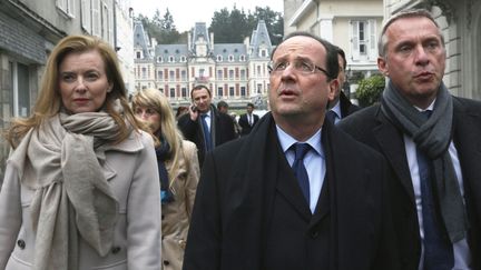 Val&eacute;rie Trieweiler et Fran&ccedil;ois Hollande dans les rues de Tulle (Corr&egrave;ze), le 6 avril 2013. (BERNARD BISSON / JDD / SIPA)