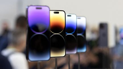 L’iPhone&nbsp;14&nbsp;Pro et sa version "grand format"&nbsp;iPhone&nbsp;14&nbsp;Pro&nbsp;Max seront disponibles en quatre nouveaux coloris&nbsp;: violet, argent, or et noir.&nbsp; (BRITTANY HOSEA-SMALL / AFP)