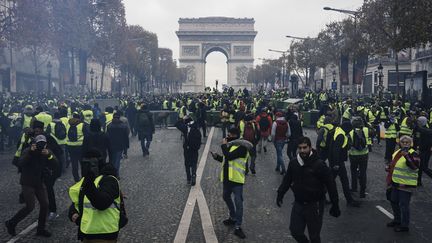 Des "gilets jaunes" manifestent, le 24 novembre 2018, sur les Champs-Elysées.&nbsp; (DENIS MEYER / HANS LUCAS)