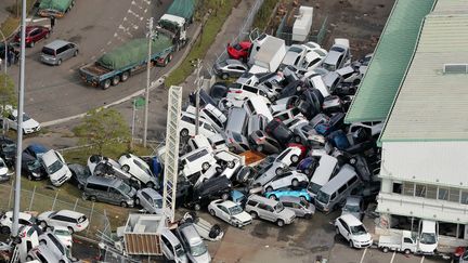 Une vue aérienne des voitures pliées par la force des vents à Kobe (Japon), le 5 septembre 2018. (JIJI PRESS / AFP)