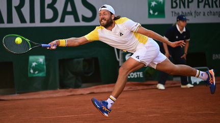 A l'image de son compatriote Benoît Paire, Lucas Pouille s'arrache pour retrouver son niveau passé sur le Suzanne-Lenglen, le 31 mai 2023. Le Français passe un tour en Grand Chelem pour la première fois depuis 2019. (EMMANUEL DUNAND / AFP)