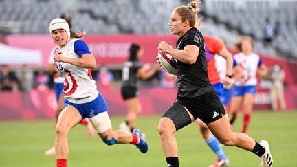 La Néo-Zélandaise&nbsp;Michaela Blyde inscrit le premier essai de la finale olympique de rugby à 7 contre la France en prenant de vitesse la Française&nbsp;Camille Grassineau, le 31 juillet 2021. (GREG BAKER / AFP)