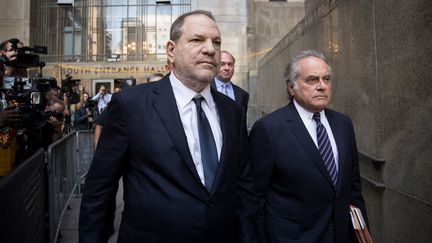 L'ancien producteur américain Harvey Weinstein et son avocat, Benjamin Brafman, le 5 juin 2018 à New York (Etats-Unis).&nbsp; (DREW ANGERER / GETTY IMAGES NORTH AMERICA / AFP)