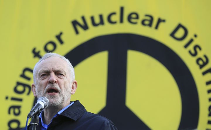 Le chef du parti travailliste Jeremy Corbin&nbsp;prononce un discours lors d'une manifestation contre le programme Trident, le 27 février 2016 à Londres (Royaume-Uni). (PAUL HACKETT / REUTERS)