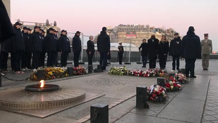 La flamme sous l'Arc de Triomphe à Paris a été ravivée en hommage aux tirailleurs sénégalais, le 27 février 2023. (MORGANE HEUCLIN-REFFAIT / RADIO FRANCE)