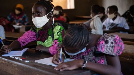 Des élèves prennent des notes durant un cours à l'école Madamou Goundo Simaga, à Bamako, le 25 janvier 2021. (NICOLAS REMENE / AFP)