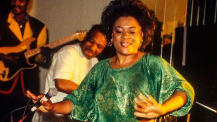 La chanteuse congolaise Tshala Muana se produisant au Kilimandjaro, à New York, New York, le 20 juin 1993. (JACK VARTOOGIAN/GETTY IMAGES / ARCHIVE PHOTOS)