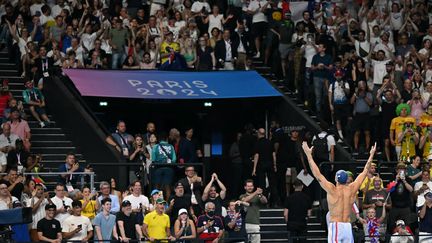 En véritable héros devant sa foule, Florent Manaudou savoure avec le public français de Paris La Défense Arena après sa quatrième médaille olympique glanée sur 50 m nage libre, vendredi 2 août. (JONATHAN NACKSTRAND / AFP)