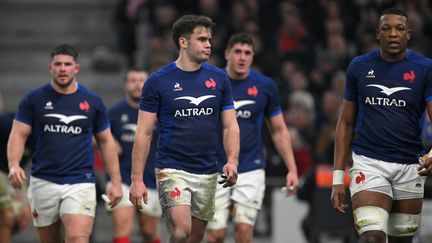 Les joueurs du XV de France après leur défaite contre l'Irlande lors du match d'ouverture du Tournoi des six nations, le 2 février 2024, à Marseille. (NICOLAS TUCAT / AFP)