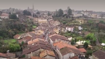 France Télévisions s'est rendu à Parthenay (Deux-Sèvres), la capitale de la Gâtine, qui a su préserver sa cité médiévale. Retour sur son histoire.&nbsp; (FRANCE 2)