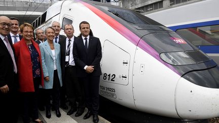 Le président de la République, Emmanuel Macron, en compagnie des ministres Jean-Yves Le Drian et Elisabeth Borne, ainsi que du président de la SNCF, Guillaume Pepy, le 1er juillet 2017 à Rennes, après l'inauguration de la nouvelle ligne à grande vitesse entre Paris et Rennes.&nbsp; (FRED TANNEAU / AFP)