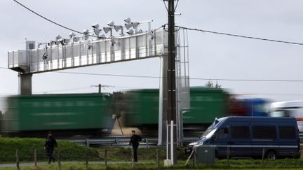 &nbsp; (L'un des portiques écotaxe, cible de la colère des Bonnets rouges © Reuters - Stéphane Mahe)