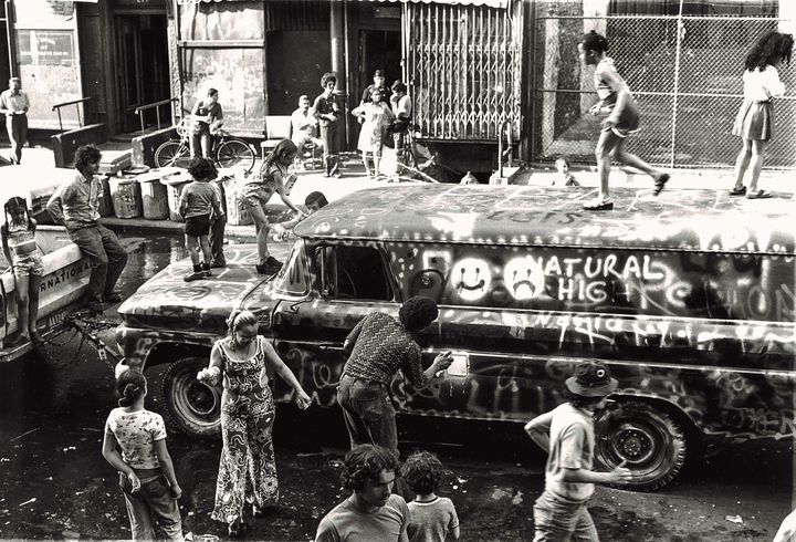 Habitants du Bronx peignant le Graffiti Truck de Gordon Matta-Clark, juin 1973, photo d'archive, Courtesy The Estate of Gordon Matta-Clark et David Zwirner, New York / Londres / Hong Kong
 (2018 The Estate of Gordon Matta-Clark / ADAGP, Paris)