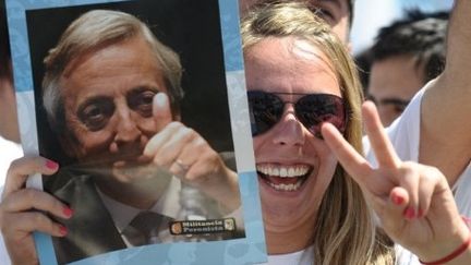 Nestor Kirchner fait toujours partie du paysage politique. Une Jeune Kirchnerista le fait savoir le 10 décembre 2011, lors de l'investiture de son épouse Christina. (AFP PHOTO/ALEJANDRO PAGNI)