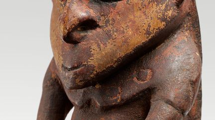 Sepik, c'est le nom d'un long fleuve de Papouasie-Nouvelle-Guinée. Le moindre objet usuel des habitants de ses rives est un chef-d'œuvre. Leurs arts fabuleux, qui font constamment référence aux ancêtres, figures centrales de leur culture, sont à découvrir dans une grande exposition au musée du Quai Branly, qui leur consacre la première grande exposition en France. Jusqu'au 31 janvier 2016. Ici, Statuelle aux genoux fléchis, les bras croisés sur le ventre figurant un ancêtre du clan, milieu du XXe, East Sepik
 (Musée du Quai Branly, photo Thierry Ollivier, Michel Urtado)