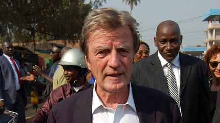 Bernard Kouchner, en visite en Guin&eacute;e, en 2012 (CELLOU BINANI / AFP)