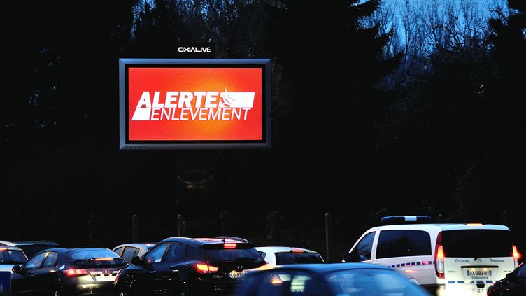 Cars pass a luminous sign announcing a "kidnapping alert" in Lille (Nord), December 19, 2019. (PHILIPPE HUGUEN / AFP)