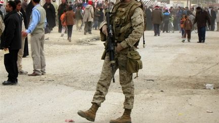 Militaire américain patrouillant à Ramadi's Ma'Laab (ouest de Bagdad) le 9 janvier 2008 (AFP - Ben Sheppard)