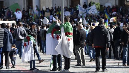 Des Algériens se rassemblent dans le centre d'Alger, le 15 mars 2019. (RYAD KRAMDI / AFP)