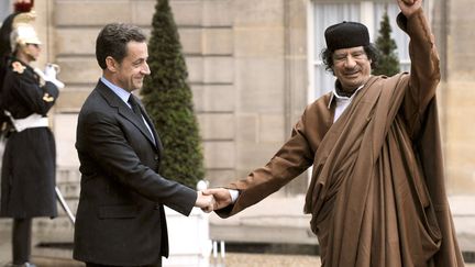 KADHAFI (2007) L'ex-pr&eacute;sident libyen est accus&eacute; par le site Mediapart d'avoir financ&eacute; la campagne de Nicolas Sarkozy. Avant de se d&eacute;clarer favorable au d&eacute;part de l'ex dictateur libyen lors du printemps arabe de 2011, Nicolas Sarkozy avait par ailleurs re&ccedil;u Mouammar Kadhafi &agrave; l'Elys&eacute;e en d&eacute;cembre 2007. (ERIC FEFERBERG / AFP)