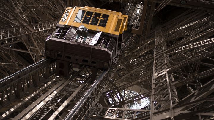 Ascenseur de la tour Eiffel lors de l'ascension du monument. (LIONEL BONAVENTURE / AFP)