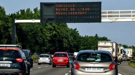 Message de service lié à la canicule, sur une autoroute près de Lille, le 26 juin 2019. (PHILIPPE HUGUEN / AFP)
