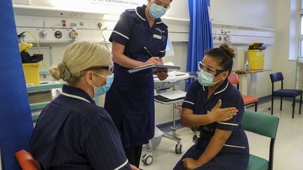 Le&nbsp;personnel&nbsp;d'un hôpital de Coventry, au Royaume Uni, s'entraîne,&nbsp;le 4 décembre 2020, quelques jours avant le début de la campagne de vaccination dans le pays. (STEVE PARSONS / POOL / AFP)