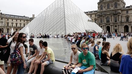 Des touristes devant la pyramide du Louvre, le 23 juin 2014, &agrave; Paris. (MAXPPP)