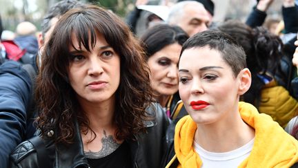 Les comédiennes Asia Argento et Rose McGowan, qui ont toutes les deux accusé Harvey Weinstein de viol, le 8 mars 2018 à Rome (Italie). (ALBERTO PIZZOLI / AFP)