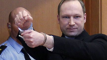 Le Norv&eacute;gien Anders Behring Breivik, accus&eacute; d'avoir tu&eacute; 77 personnes en juillet 2011, arrive au tribunal d'Oslo (Norv&egrave;ge), le 6 f&eacute;vrier 2012. (SCANPIX / REUTERS)