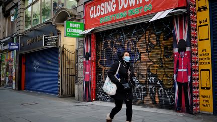 En Angleterre,&nbsp;le port du masque n'est pas obligatoire dans la rue. (TOLGA AKMEN / AFP)