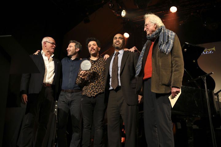 De gauche à droite, le président de l'Académie du Jazz François Lacharme, le Yes! Trio (Aaron Goldberg, Omer Avital, Ali Jackson) et le cinéaste Bertrand Tavernier sur la scène du Pan Piper, le 27 janvier 2020 à Paris (Antoine Piéchaud)