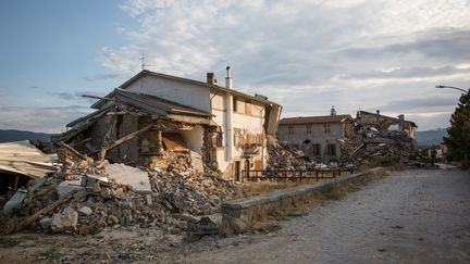 Tout autour d'Amatrice, de nombreux hameaux ont été frappés, comme ici à San Lorenzo a Flaviano. Pour éviter qu'ils ne sombrent dans l'oubli, le gouvernement s'est engagé à participer à la reconstruction de toutes les habitations, y compris les résidences secondaires. (MAX CAVALLARI / NURPHOTO / AFP)