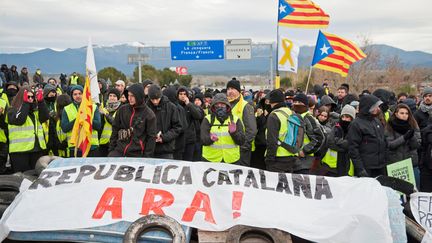 Des militants séparatistes catalans bloquent une partie de l'autoroute A7, mardi 27 mars 2018 près de&nbsp;Gérone (Catalogne). (MAXPPP)