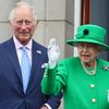 Le prince Charles et la reine Elizabeth II, le 5 juin 2022 au balcon du palais de Buckingham, à Londres (Royaume-Uni) à l'occasion des festivités du jubilé de platine. (HANNAH MCKAY / AFP)