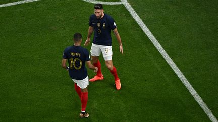 Olivier Giroud célèbre son but avec Kylian Mbappé lors de France-Pologne en Coupe du monde, le 4 décembre 2022, au stade Al-Thumama, au Qatar. (MANAN VATSYAYANA / AFP)