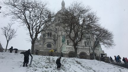 Montmartre sous la neige avec des jeunes faisant du surf, à Paris, le 22 janvier 2019. Photo d'illustration. (JULIEN PASQUALINI / FRANCE-INFO)