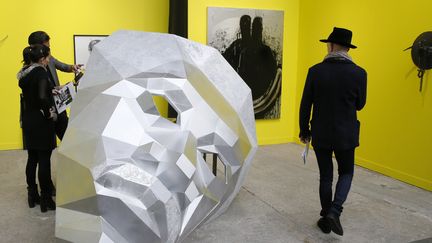 Les visiteurs regardent "We Here", une œuvre de l'artiste américain Derrick Adams à la Foire Internationale d'Art Contemporain au Grand Palais à Paris, octobre 2014.
 (PATRICK KOVARIK / AFP)