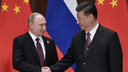 Le président russe Vladimir Poutine serre la main du président chinois Xi Jinping lors de leur rencontre au Palais de l'amitié à Pékin, le 26 avril 2019. (ALEXEY NIKOLSKY / SPUTNIK)