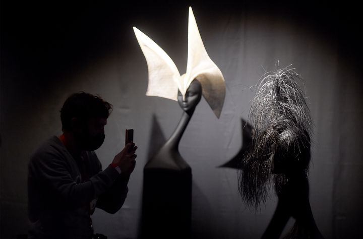 Exposition&nbsp;Maestro Philip Treacy au musée de l'Art moderne Erarta de Saint-Pétersbourg en Russie. Novembre 2020 (OLGA MALTSEVA / AFP)