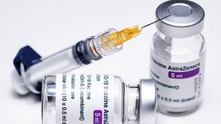 Un flacon de vaccin AstraZeneca (illustration). (JOEL SAGET / AFP)