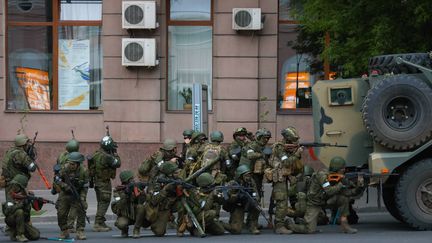 Des troupes du groupe militaire Wagner attendent devant un bâtiment militaire de Rostov (Russie), le 24 juin 2023. (ERIK ROMANENKO / TASS/ SIPA USA / SIPA)