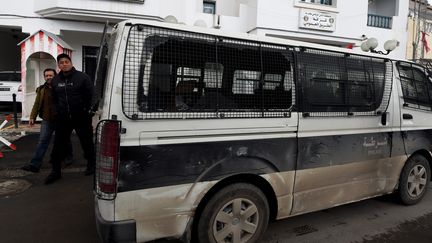 Un véhicule de la police tunisienne endommagé lors des manifestations à Tebourba, le 11 janvier 2018. (FETHI BELAID / AFP)