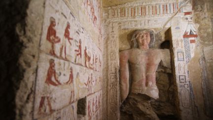 La tombe d'un prêtre datant de plus de 4&nbsp;400 ans, découverte sur le site de Saqqara, près du Caire, par une mission archéologique égyptienne, le 15 décembre 2018. (AHMED AL SAYED / ANADOLU AGENCY / AFP)