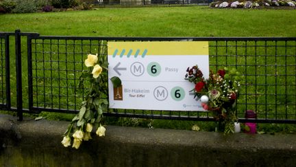 Le panneau indiquant le pont de Bir Hakeim a été fleuri, en hommage aux victimes de l'attaque au couteau qui a fait un mort et deux blessés samedi 2 décembre 2023. (MAGALI COHEN / HANS LUCAS)