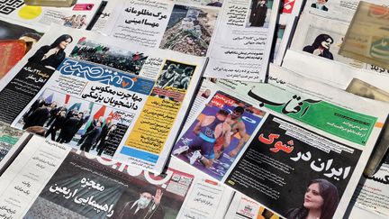 La presse écrite iranienne revient sur le décès de Masha Amini, le 18 septembre 2022. (ATTA KENARE / AFP)