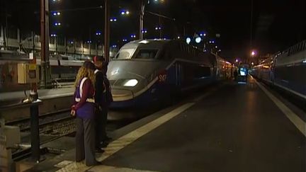 Le TGV 6132 Marseille-Paris, &agrave; bord duquel une rixe sanglante a &eacute;clat&eacute;, arrive en gare de Paris, le 2 octobre 2013. (FRANCE 2 / FRANCETV INFO)