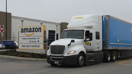 Un camion d'Amazon, à New-York, le 30 mars 2020. (ANGELA WEISS / AFP)