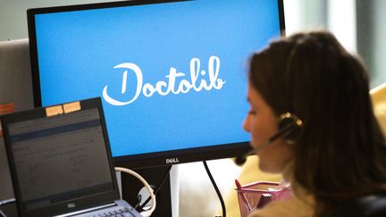 Une employée de Doctolib, le 3 avril 2019. Certains employés de l'entreprise ont accès à nos données personnelles. (AURELIEN MORISSARD / MAXPPP)