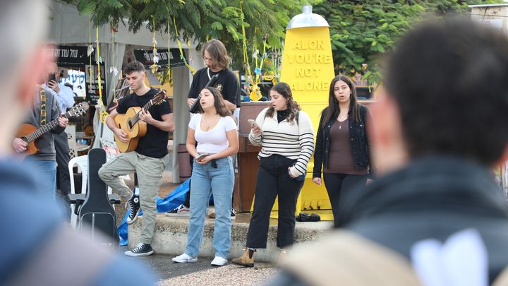 Des élèves de terminale chantent sur la "place des otages" à Tel-Aviv (Israël), le 6 décembre 2023. (ROBIN PRUDENT / FRANCEINFO)